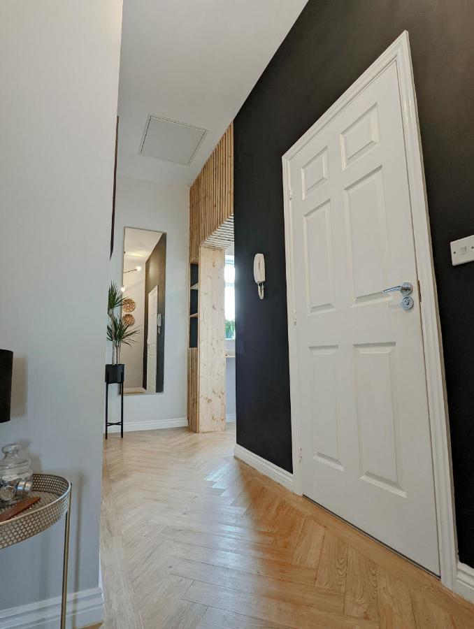 Spacious, Mid-Century 1 Bedroom Apartment Quedgeley Ngoại thất bức ảnh